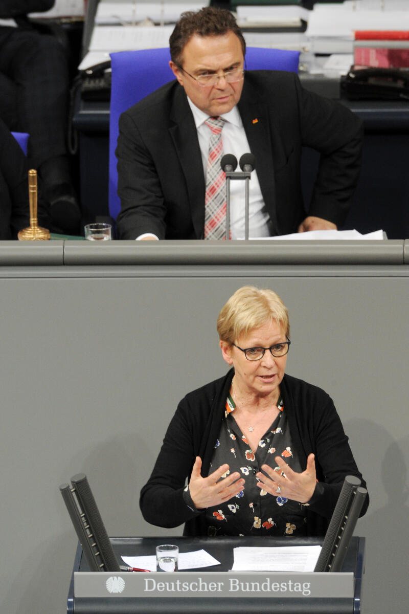 Maria Klein-Schmeink, Bündnis 90/Die Grünen, Bundestagsabgeordnete, Abgeordnete, Mitglied Deutscher Bundestag, MdB, Rede, 11. Sitzung, Top 11, Thema: Krankenversicherungsbeiträge für Betriebsrenten, Vorsitz: Bundestagsvizepräsident Dr. Hans-Peter Friedrich, CDU/CSU.; Rednerpult. Klein-Schmeink, Maria; Friedrich, Hans-Peter Maria Klein-Schmeink, Bündnis 90/Die Grünen, Bundestagsabgeordnete, Abgeordnete, Mitglied Deutscher Bundestag, MdB, Rede, 11. Sitzung, Top 11, Thema: Krankenversicherungsbeiträge für Betriebsrenten, Vorsitz: Bundestagsvizepräsident Dr. Hans-Peter Friedrich, CDU/CSU.; Rednerpult.