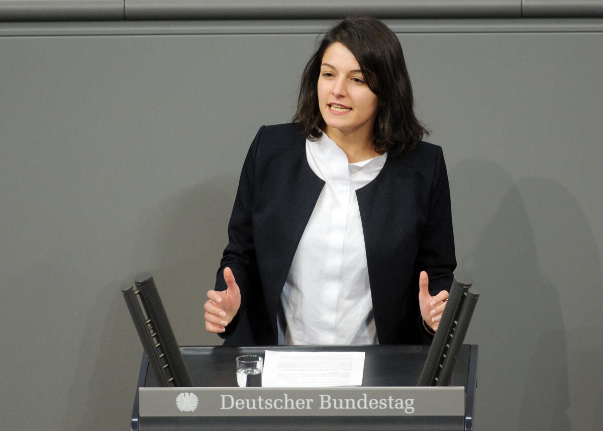 Korkmaz, Elvan; Friedrich, Hans-Peter Elvan Korkmaz, SPD, Bundestagsabgeordnete, Abgeordnete, Mitglied Deutscher Bundestag, MdB, Rede, 11. Sitzung, Top 10, Thema: Chancen der Digitalisierung.; Rednerpult.