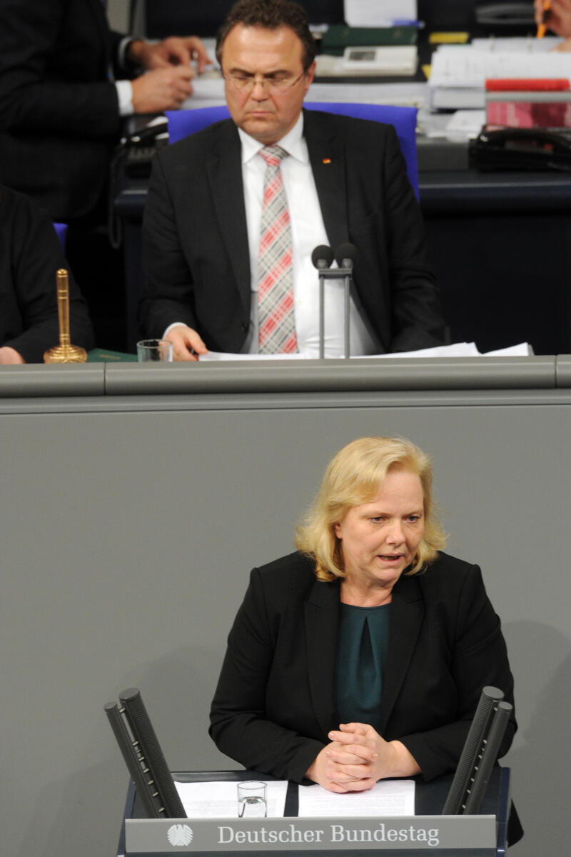 Schielke-Ziesing, Ulrike; Friedrich, Hans-Peter Ulrike Schielke-Ziesing, AfD, Bundestagsabgeordnete, Abgeordnete, Mitglied Deutscher Bundestag, MdB, Rede, 11. Sitzung, Top 11, Thema: Krankenversicherungsbeiträge für Betriebsrenten, Vorsitz: Bundestagsvizepräsident Dr. Hans-Peter Friedrich, CDU/CSU.; Rednerpult.