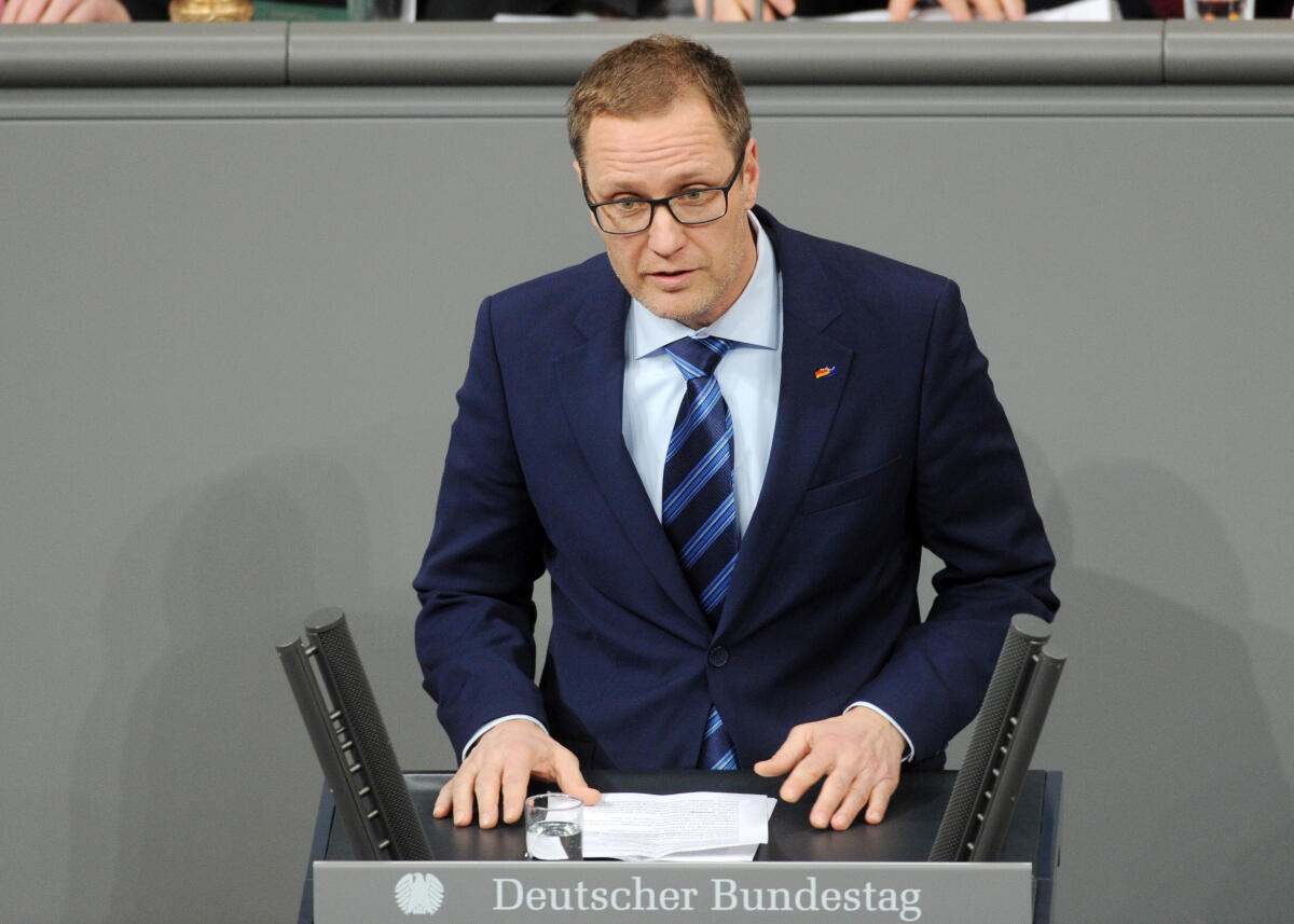 Dr. Roy Kühne, CDU/CSU, Bundestagsabgeordneter, Abgeordneter, Mitglied Deutscher Bundestag, MdB, Rede, 11. Sitzung, Top 11, Thema: Krankenversicherungsbeiträge für Betriebsrenten.; Rednerpult. Kühne, Roy Dr. Roy Kühne, CDU/CSU, Bundestagsabgeordneter, Abgeordneter, Mitglied Deutscher Bundestag, MdB, Rede, 11. Sitzung, Top 11, Thema: Krankenversicherungsbeiträge für Betriebsrenten.; Rednerpult.