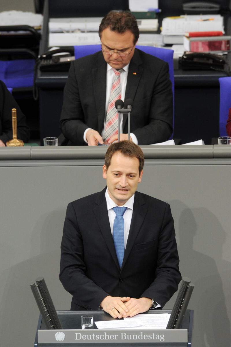 Höferlin, Manuel; Friedrich, Hans-Peter Manuel Höferlin, FDP, Bundestagsabgeordneter, Abgeordneter, Mitglied Deutscher Bundestag, MdB, Rede, 11. Sitzung, Top 10, Thema: Chancen der Digitalisierung, Vorsitz: Bundestagsvizepräsident Dr. Hans-Peter Friedrich, CDU/CSU.; Rednerpult.