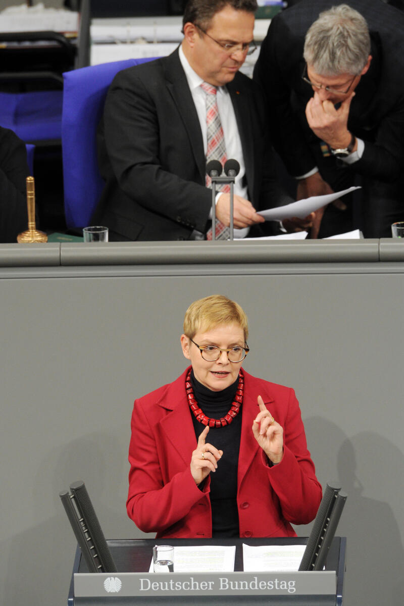 Sabine Dittmar, SPD, Bundestagsabgeordnete, Abgeordnete, Mitglied Deutscher Bundestag, MdB, Rede, 11. Sitzung, Top 11, Thema: Krankenversicherungsbeiträge für Betriebsrenten, Vorsitz: Bundestagsvizepräsident Dr. Hans-Peter Friedrich, CDU/CSU.; Rednerpult. Dittmar, Sabine; Friedrich, Hans-Peter Sabine Dittmar, SPD, Bundestagsabgeordnete, Abgeordnete, Mitglied Deutscher Bundestag, MdB, Rede, 11. Sitzung, Top 11, Thema: Krankenversicherungsbeiträge für Betriebsrenten, Vorsitz: Bundestagsvizepräsident Dr. Hans-Peter Friedrich, CDU/CSU.; Rednerpult.