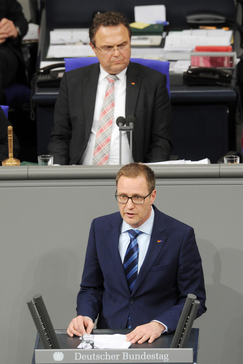 Kühne, Roy; Friedrich, Hans-Peter Dr. Roy Kühne, CDU/CSU, Bundestagsabgeordneter, Abgeordneter, Mitglied Deutscher Bundestag, MdB, Rede, 11. Sitzung, Top 11, Thema: Krankenversicherungsbeiträge für Betriebsrenten, Vorsitz: Bundestagsvizepräsident Dr. Hans-Peter Friedrich, CDU/CSU.; Rednerpult.