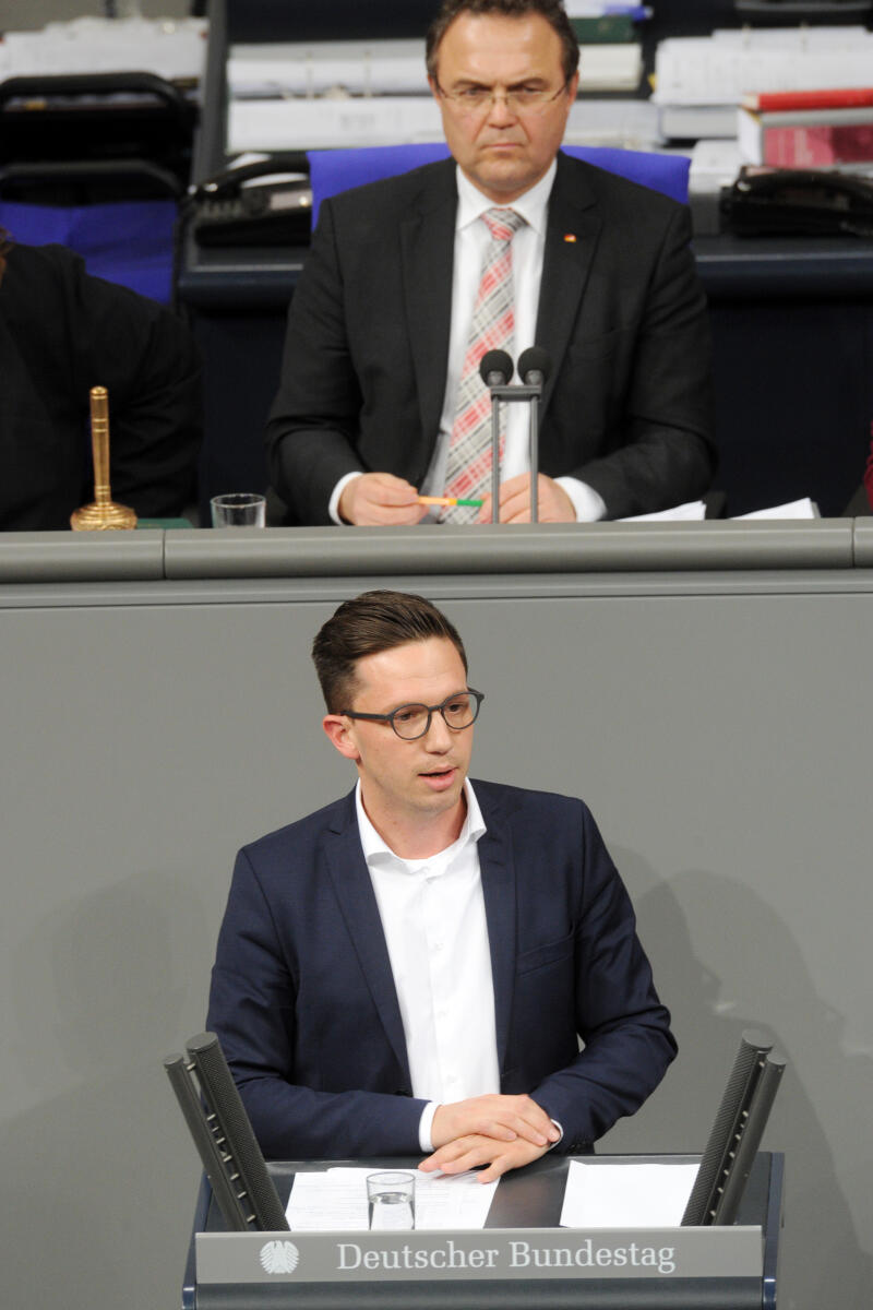 Mohrs, Falko; Friedrich, Hans-Peter Falko Mohrs, SPD, Bundestagsabgeordneter, Abgeordneter, Mitglied Deutscher Bundestag, MdB, Rede, 11. Sitzung, Top 10, Thema: Chancen der Digitalisierung, Vorsitz: Bundestagsvizepräsident Dr. Hans-Peter Friedrich, CDU/CSU.; Rednerpult.