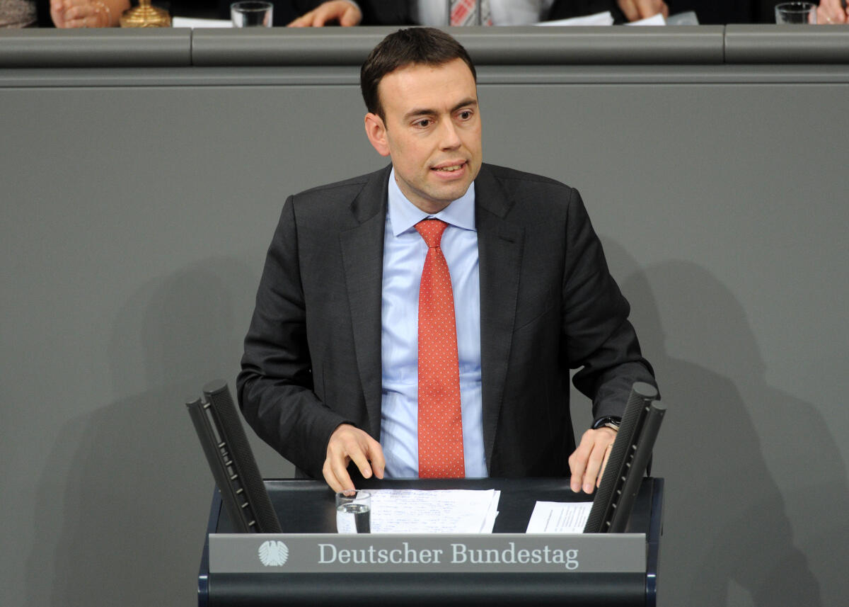 Schmid, Nils Dr. Nils Schmid, Bundestagsabgeordneter, Abgeordneter, Mitglied Deutscher Bundestag, MdB, Rede, 11. Sitzung, Top 9, Thema: Sanktionen gegen Russland.; Rednerpult.
