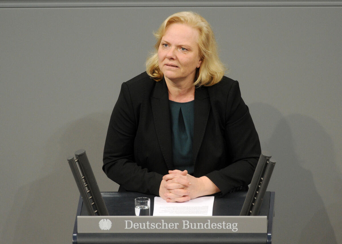 Schielke-Ziesing, Ulrike Ulrike Schielke-Ziesing, AfD, Bundestagsabgeordnete, Abgeordnete, Mitglied Deutscher Bundestag, MdB, Rede, 11. Sitzung, Top 11, Thema: Krankenversicherungsbeiträge für Betriebsrenten.; Rednerpult.