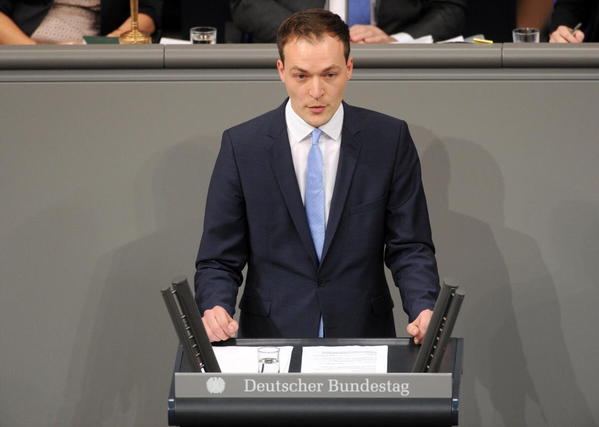 Huber, Johannes Johannes Huber, AfD, Bundestagsabgeordneter, Abgeordneter, Mitglied Deutscher Bundestag, MdB, Rede, 11. Sitzung, Top 8, Thema: Förderung von Kinderwunschbehandlungen.; Rednerpult.