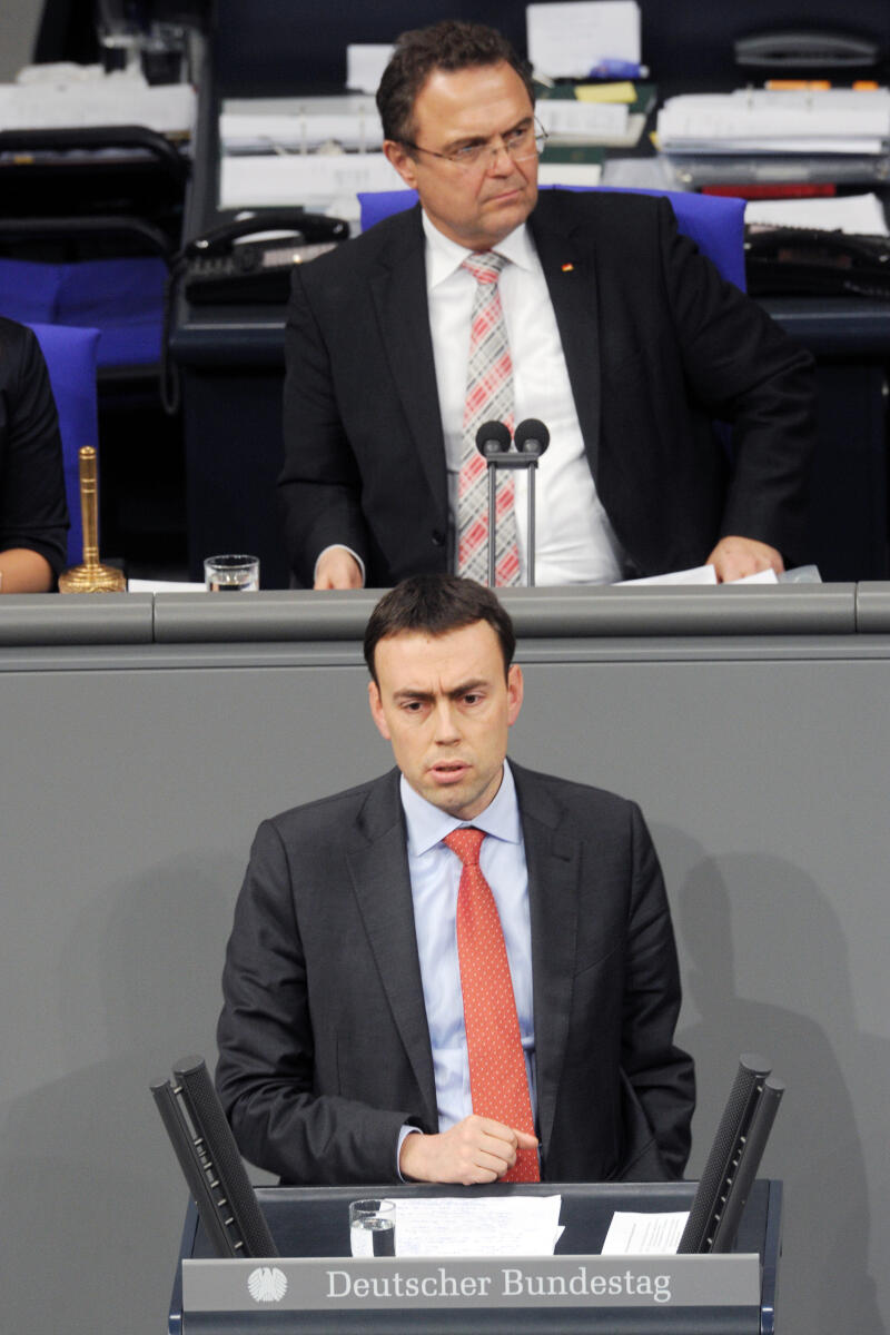Schmid, Nils; Friedrich, Hans-Peter Dr. Nils Schmid, Bundestagsabgeordneter, Abgeordneter, Mitglied Deutscher Bundestag, MdB, Rede, 11. Sitzung, Top 9, Thema: Sanktionen gegen Russland, Vorsitz: Bundestagsvizepräsident Dr. Hans-Peter Friedrich, CDU/CSU.; Rednerpult.