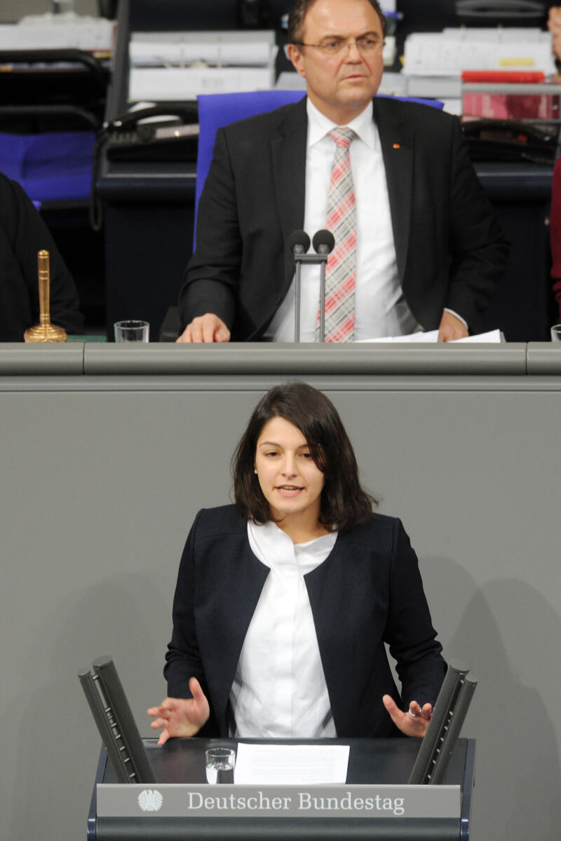 Korkmaz, Elvan; Friedrich, Hans-Peter Elvan Korkmaz, SPD, Bundestagsabgeordnete, Abgeordnete, Mitglied Deutscher Bundestag, MdB, Rede, 11. Sitzung, Top 10, Thema: Chancen der Digitalisierung, Vorsitz: Bundestagsvizepräsident Dr. Hans-Peter Friedrich, CDU/CSU.; Rednerpult.