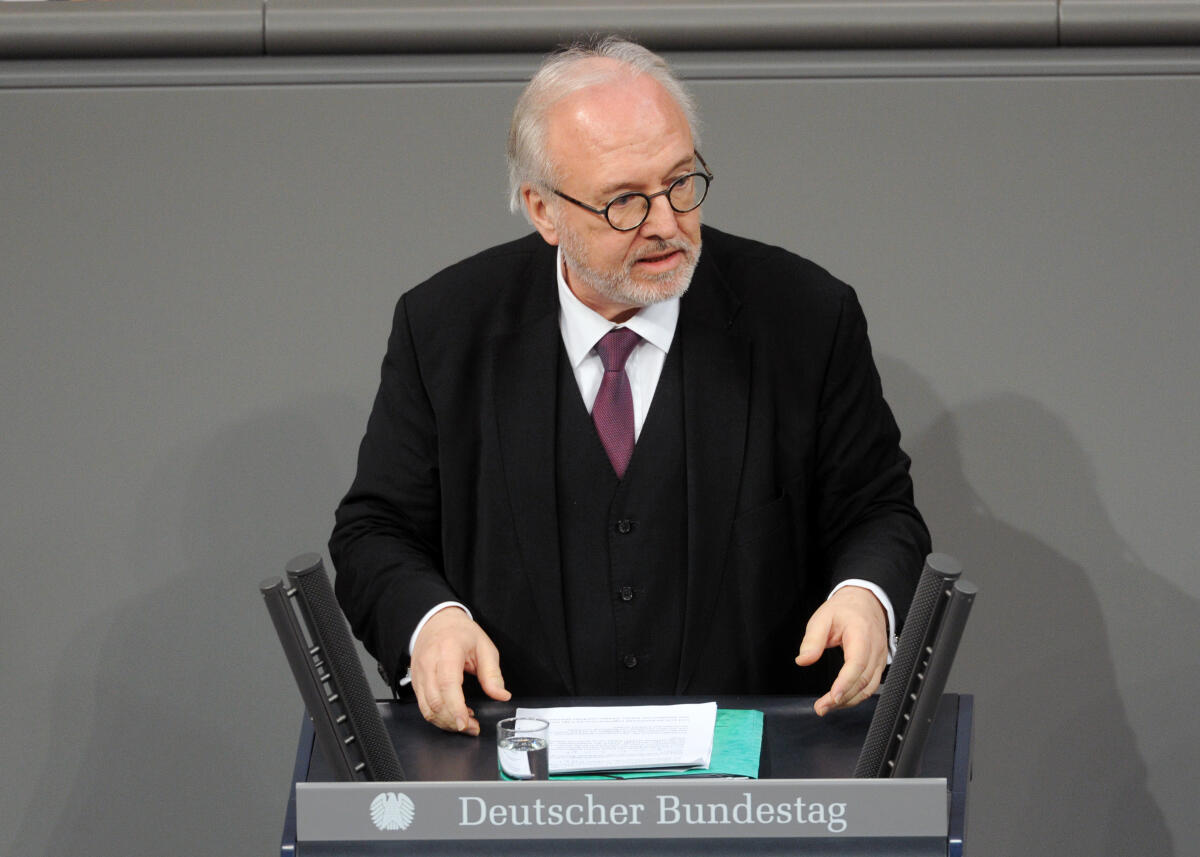 Henke, Rudolf Rudolf Henke, CDU/CSU, Bundestagsabgeordneter, Abgeordneter, Mitglied Deutscher Bundestag, MdB, Rede, 11. Sitzung, Top 8, Thema: Förderung von Kinderwunschbehandlungen.; Rednerpult.
