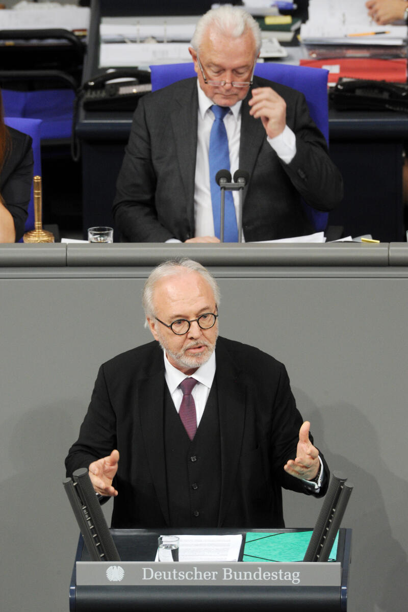 Henke, Rudolf; Kubicki, Wolfgang Rudolf Henke, CDU/CSU, Bundestagsabgeordneter, Abgeordneter, Mitglied Deutscher Bundestag, MdB, Rede, 11. Sitzung, Top 8, Thema: Förderung von Kinderwunschbehandlungen, Vorsitz: Bundestagsvizepräsident Wolfgang Kubicki, FDP.; Rednerpult.