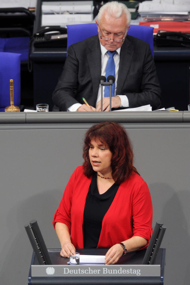 Werner, Katrin; Kubicki, Wolfgang Katrin Werner, DIE LINKE, Bundestagsabgeordnete, Abgeordnete, Mitglied Deutscher Bundestag, MdB, Rede, 11. Sitzung, Top 8, Thema: Förderung von Kinderwunschbehandlungen, Vorsitz: Bundestagsvizepräsident Wolfgang Kubicki, FDP.; Rednerpult.