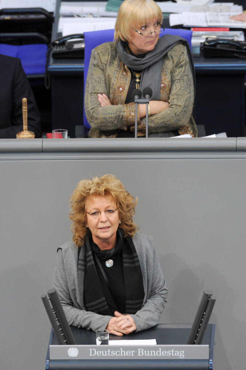 Müller-Gemmeke, Beate; Roth, Claudia Beate Müller-Gemmeke, Bündnis 90/Die Grünen, Bundestagsabgeordnete, Abgeordnete, Mitglied Deutscher Bundestag, MdB, Rede, 11. Sitzung, Top 6, Thema: Gesetzliche wöchentliche Höchstarbeitszeit, Vorsitz: Bundestagsvizepräsidentin Claudia Roth, Bündnis 90/Die Grünen.; Rednerpult.
