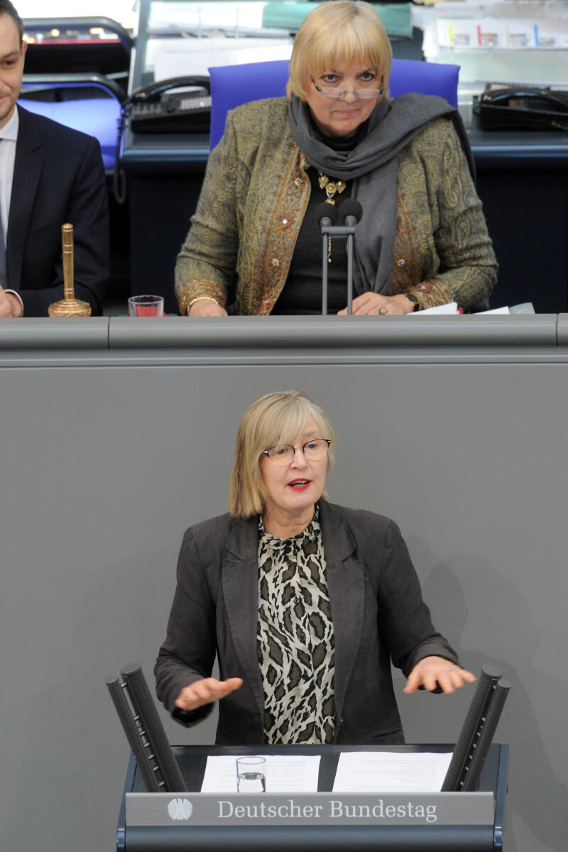 Hiller-Ohm, Gabriele; Roth, Claudia Gabriele Hiller-Ohm, SPD, Bundestagsabgeordnete, Abgeordnete, Mitglied Deutscher Bundestag, MdB, Rede, 11. Sitzung, Top 6, Thema: Gesetzliche wöchentliche Höchstarbeitszeit, Vorsitz: Bundestagsvizepräsidentin Claudia Roth, Bündnis 90/Die Grünen.; Rednerpult.