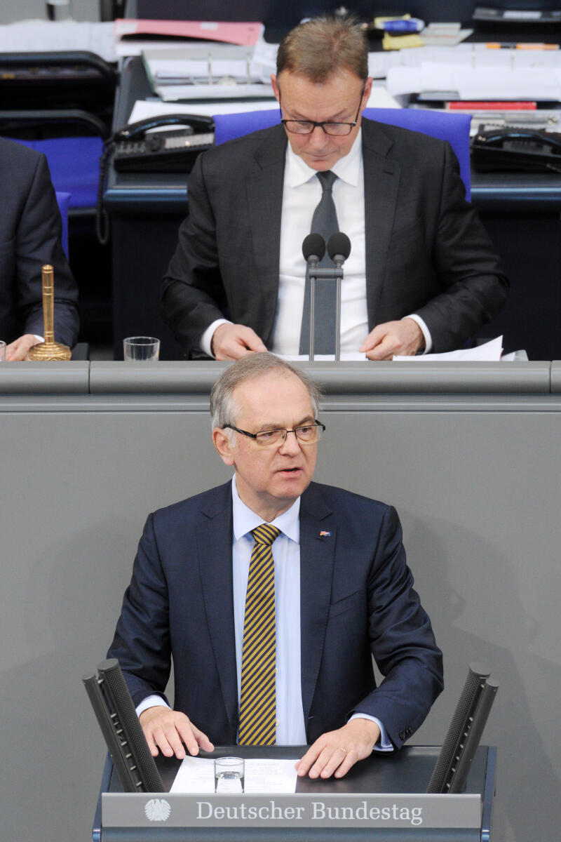Hirte, Heribert; Oppermann, Thomas Prof. Dr. Heribert Hirte, CDU/CSU, Bundestagsabgeordneter, Abgeordneter, Mitglied Deutscher Bundestag, MdB, Rede, 11. Sitzung, Top 5, ZP 3, 4, Thema: EU-Verordnung zu einem Europäischen Währungsfond, Vorsitz: Bundestagsvizepräsident Thomas Oppermann, SPD.; Rednerpult.