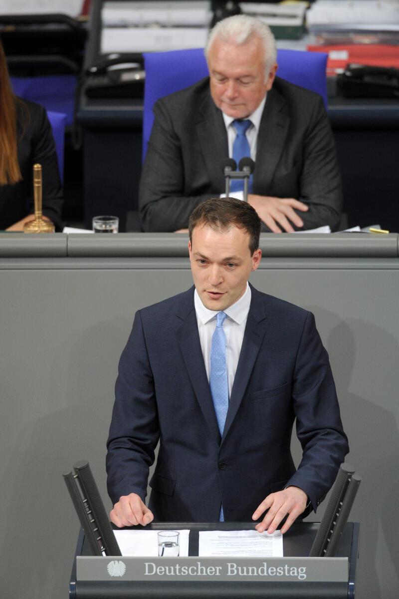 Huber, Johannes; Kubicki, Wolfgang Johannes Huber, AfD, Bundestagsabgeordneter, Abgeordneter, Mitglied Deutscher Bundestag, MdB, Rede, 11. Sitzung, Top 8, Thema: Förderung von Kinderwunschbehandlungen, Vorsitz: Bundestagsvizepräsident Wolfgang Kubicki, FDP.; Rednerpult.