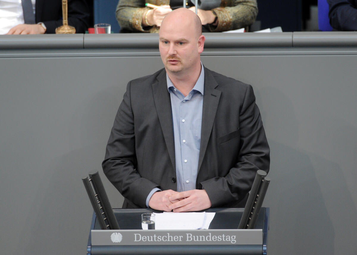 Mieruch, Mario Mario Mieruch, fraktionslos, Bundestagsabgeordneter, Abgeordneter, Mitglied Deutscher Bundestag, MdB, Rede, 11. Sitzung, Top 6, Thema: Gesetzliche wöchentliche Höchstarbeitszeit.; Rednerpult.