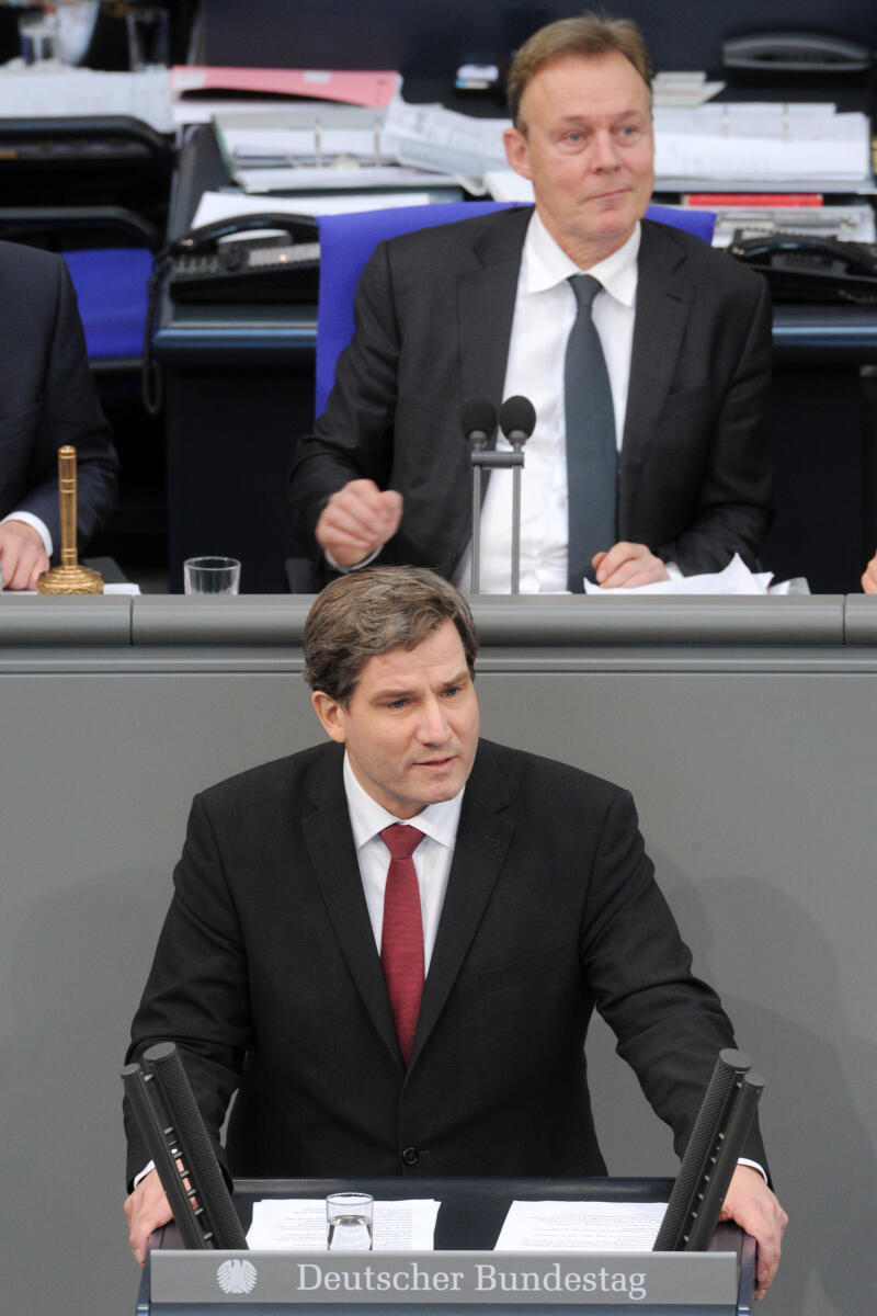 Hakverdi, Metin; Oppermann, Thomas Metin Hakverdi, SPD, Bundestagsabgeordneter, Abgeordneter, Mitglied Deutscher Bundestag, MdB, Rede, 11. Sitzung, Top 5, ZP 3, 4, Thema: EU-Verordnung zu einem Europäischen Währungsfond, Vorsitz: Bundestagsvizepräsident Thomas Oppermann, SPD.; Rednerpult.