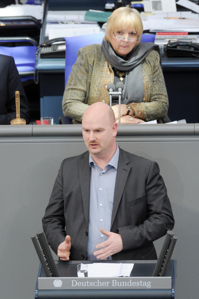 Mieruch, Mario; Roth, Claudia Mario Mieruch, fraktionslos, Bundestagsabgeordneter, Abgeordneter, Mitglied Deutscher Bundestag, MdB, Rede, 11. Sitzung, Top 6, Thema: Gesetzliche wöchentliche Höchstarbeitszeit, Vorsitz: Bundestagsvizepräsidentin Claudia Roth, Bündnis 90/Die Grünen.; Rednerpult.