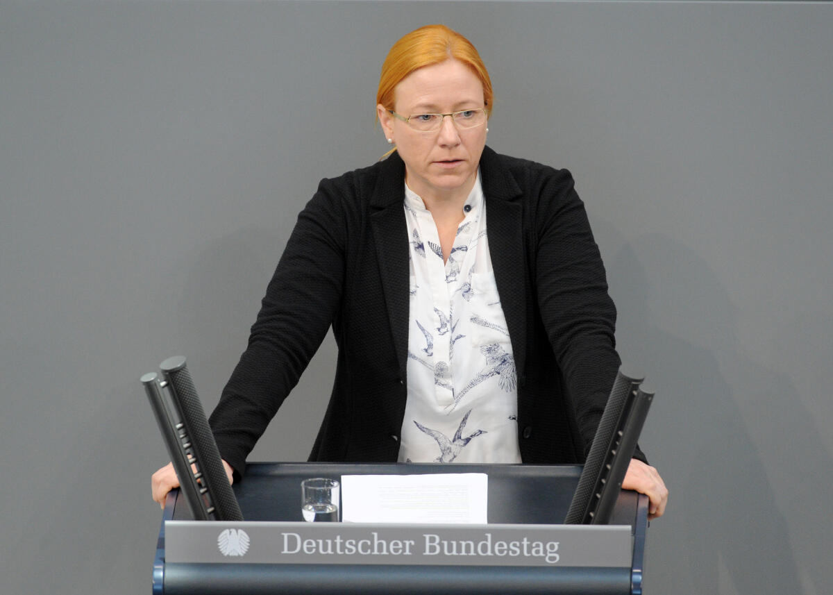 Schmidt, Dagmar Dagmar Schmidt, SPD, Bundestagsabgeordnete, Abgeordnete, Mitglied Deutscher Bundestag, MdB, Rede, 11. Sitzung, Top 6, Thema: Gesetzliche wöchentliche Höchstarbeitszeit.; Rednerpult.