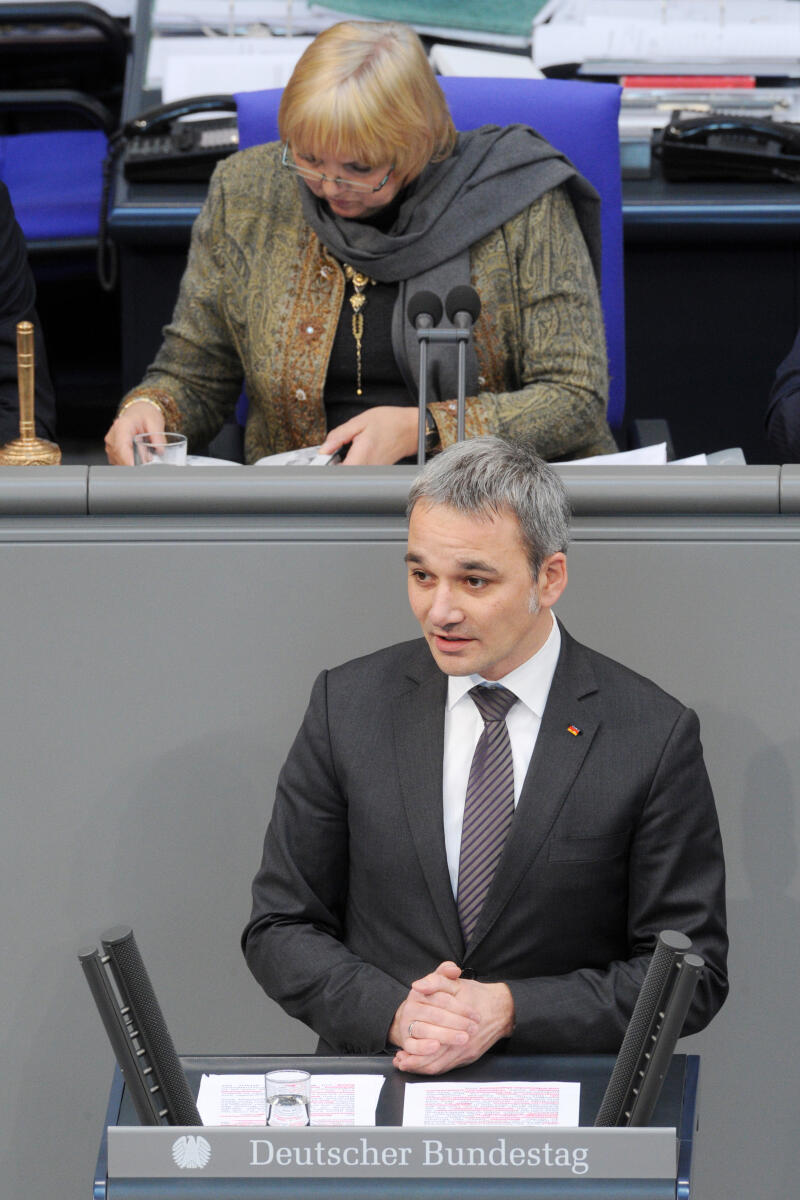 Wilfried Oellers, CDU/CSU, Bundestagsabgeordneter, Abgeordneter, Mitglied Deutscher Bundestag, MdB, Rede, 11. Sitzung, Top 6, Thema: Gesetzliche wöchentliche Höchstarbeitszeit, Vorsitz: Bundestagsvizepräsidentin Claudia Roth, Bündnis 90/Die Grünen.; Rednerpult. Oellers, Wilfried; Roth, Claudia Wilfried Oellers, CDU/CSU, Bundestagsabgeordneter, Abgeordneter, Mitglied Deutscher Bundestag, MdB, Rede, 11. Sitzung, Top 6, Thema: Gesetzliche wöchentliche Höchstarbeitszeit, Vorsitz: Bundestagsvizepräsidentin Claudia Roth, Bündnis 90/Die Grünen.; Rednerpult.