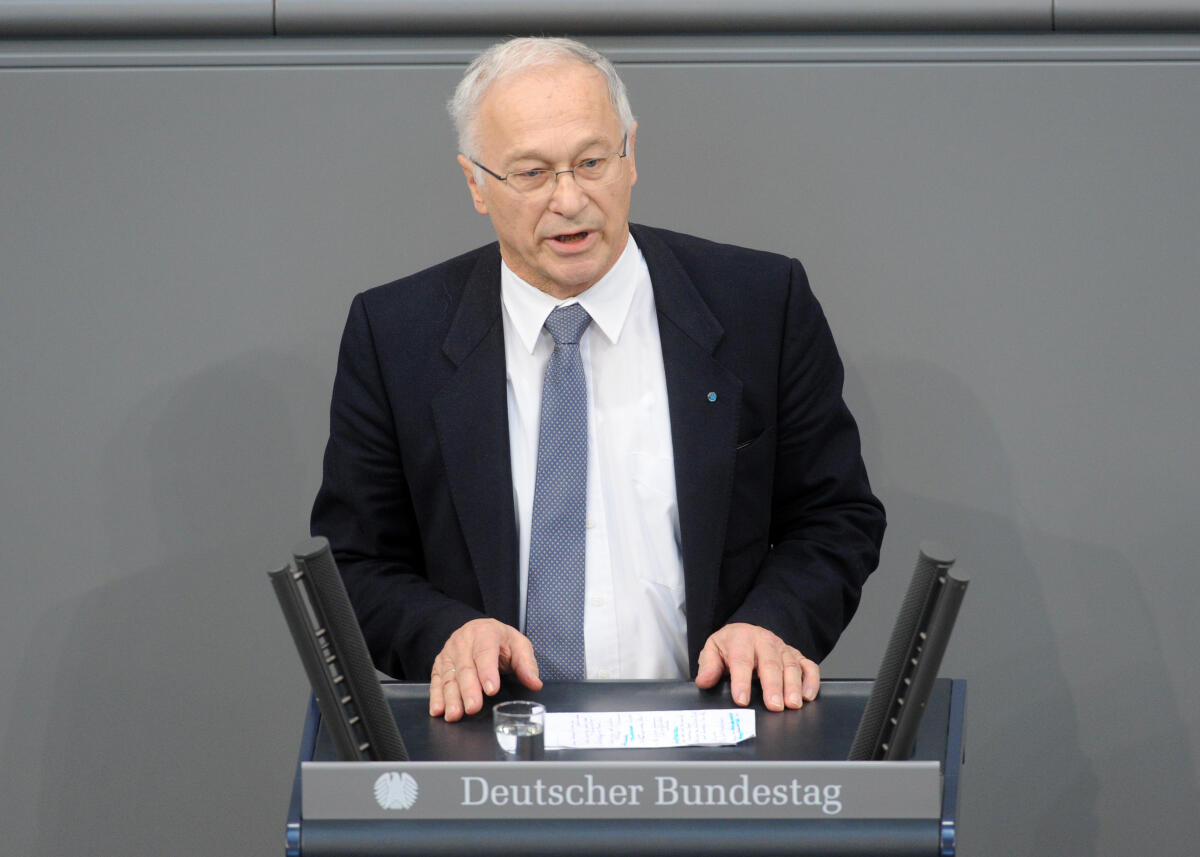 Martin Patzelt, CDU/CSU, Bundestagsabgeordneter, Abgeordneter, Mitglied Deutscher Bundestag, MdB, Rede, 11. Sitzung, Top 4, Thema: Demokratieklausel.; Rednerpult. Patzelt, Martin Martin Patzelt, CDU/CSU, Bundestagsabgeordneter, Abgeordneter, Mitglied Deutscher Bundestag, MdB, Rede, 11. Sitzung, Top 4, Thema: Demokratieklausel.; Rednerpult.