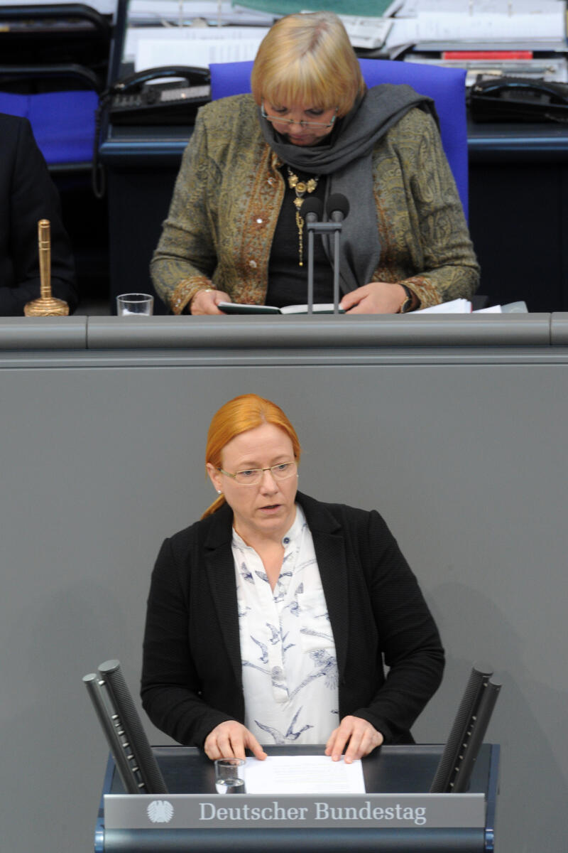 Schmidt, Dagmar; Roth, Claudia Dagmar Schmidt, SPD, Bundestagsabgeordnete, Abgeordnete, Mitglied Deutscher Bundestag, MdB, Rede, 11. Sitzung, Top 6, Thema: Gesetzliche wöchentliche Höchstarbeitszeit, Vorsitz: Bundestagsvizepräsidentin Claudia Roth, Bündnis 90/Die Grünen.; Rednerpult.