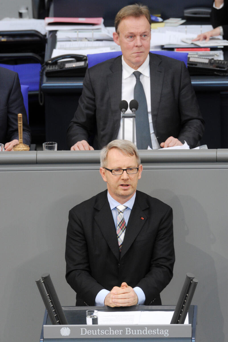 Kahrs, Johannes; Oppermann, Thomas Johannes Kahrs, SPD, Bundestagsabgeordneter, Abgeordneter, Mitglied Deutscher Bundestag, MdB, Rede, 11. Sitzung, Top 5, ZP 3, 4, Thema: EU-Verordnung zu einem Europäischen Währungsfond, Vorsitz: Bundestagsvizepräsident Thomas Oppermann, SPD.; Rednerpult.