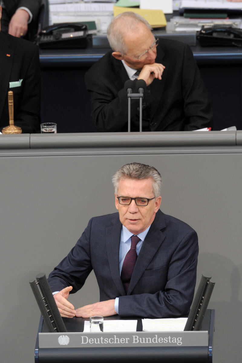 Maizière, Thomas de; Schäuble, Wolfgang Dr. Thomas de Maizière, BMin., CDU/CSU, Bundestagsabgeordneter, Abgeordneter, Mitglied Deutscher Bundestag, MdB, Rede, 11. Sitzung, Top 3, Thema: Familiennachzug zu subsidiär Schutzberechtigten, Vorsitz: Bundestagspräsident Dr. Wolfgang Schäuble, CDU/CSU.; Rednerpult.