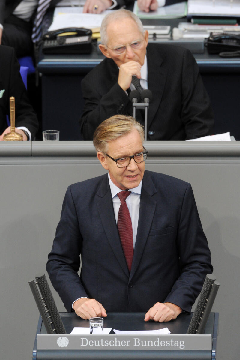 Bartsch, Dietmar; Schäuble, Wolfgang Dr. Dietmar Bartsch, DIE LINKE, Bundestagsabgeordneter, Abgeordneter, Mitglied Deutscher Bundestag, MdB, Rede, 11. Sitzung, Top 3, Thema: Familiennachzug zu subsidiär Schutzberechtigten, Vorsitz: Bundestagspräsident Dr. Wolfgang Schäuble, CDU/CSU.; Rednerpult.
