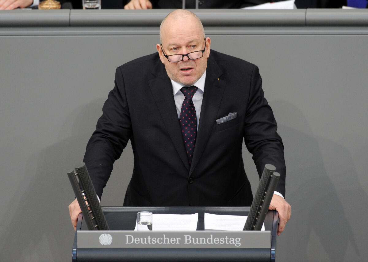 Wirth, Christian Dr. Christian Wirth, AfD, Bundestagsabgeordneter, Abgeordneter, Mitglied Deutscher Bundestag, MdB, Rede, 11. Sitzung, Top 3, Thema: Familiennachzug zu subsidiär Schutzberechtigten.; Rednerpult.