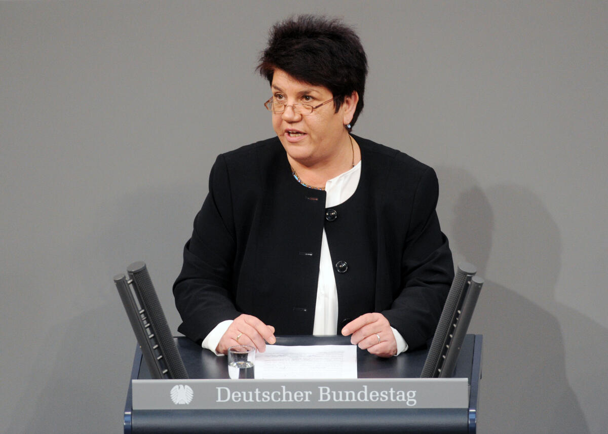 Moll, Claudia Claudia Moll, SPD, Bundestagsabgeordnete, Abgeordnete, Mitglied Deutscher Bundestag, MdB, Rede, 8. Sitzung, Top 14, Thema: Personalerhöhung in der Alten- und Krankenpflege.; Rednerpult.