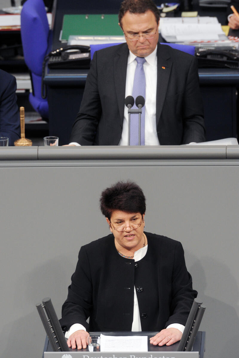 Moll, Claudia; Friedrich, Hans-Peter Claudia Moll, SPD, Bundestagsabgeordnete, Abgeordnete, Mitglied Deutscher Bundestag, MdB, Rede, 8. Sitzung, Top 14, Thema: Personalerhöhung in der Alten- und Krankenpflege, Vorsitz: Bundestagsvizepräsident Dr. Hans-Peter Friedrich, CDU/CSU.; Rednerpult.