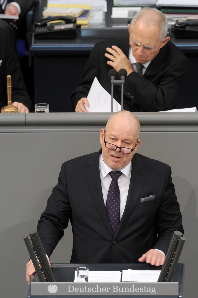 Wirth, Christian; Schäuble, Wolfgang Dr. Christian Wirth, AfD, Bundestagsabgeordneter, Abgeordneter, Mitglied Deutscher Bundestag, MdB, Rede, 11. Sitzung, Top 3, Thema: Familiennachzug zu subsidiär Schutzberechtigten, Vorsitz: Bundestagspräsident Dr. Wolfgang Schäuble, CDU/CSU.; Rednerpult.