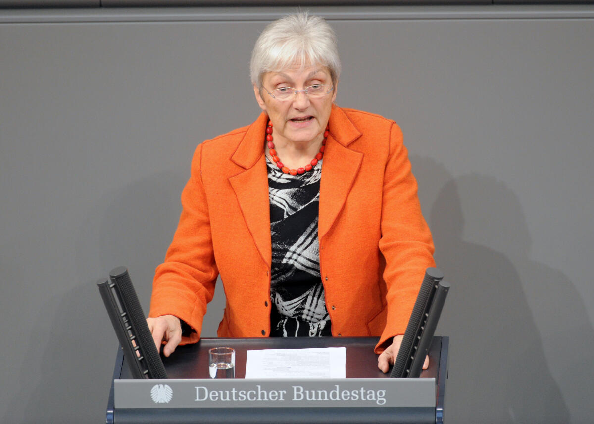 Baehrens, Heike Heike Baehrens, SPD, Bundestagsabgeordnete, Abgeordnete, Mitglied Deutscher Bundestag, MdB, Rede, 8. Sitzung, Top 14, Thema: Personalerhöhung in der Alten- und Krankenpflege.; Rednerpult.