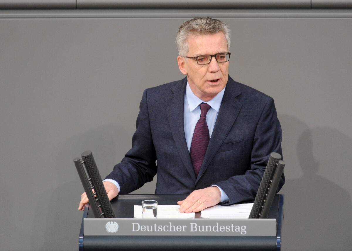 Maizière, Thomas de Dr. Thomas de Maizière, BMin., CDU/CSU, Bundestagsabgeordneter, Abgeordneter, Mitglied Deutscher Bundestag, MdB, Rede, 11. Sitzung, Top 3, Thema: Familiennachzug zu subsidiär Schutzberechtigten.; Rednerpult.