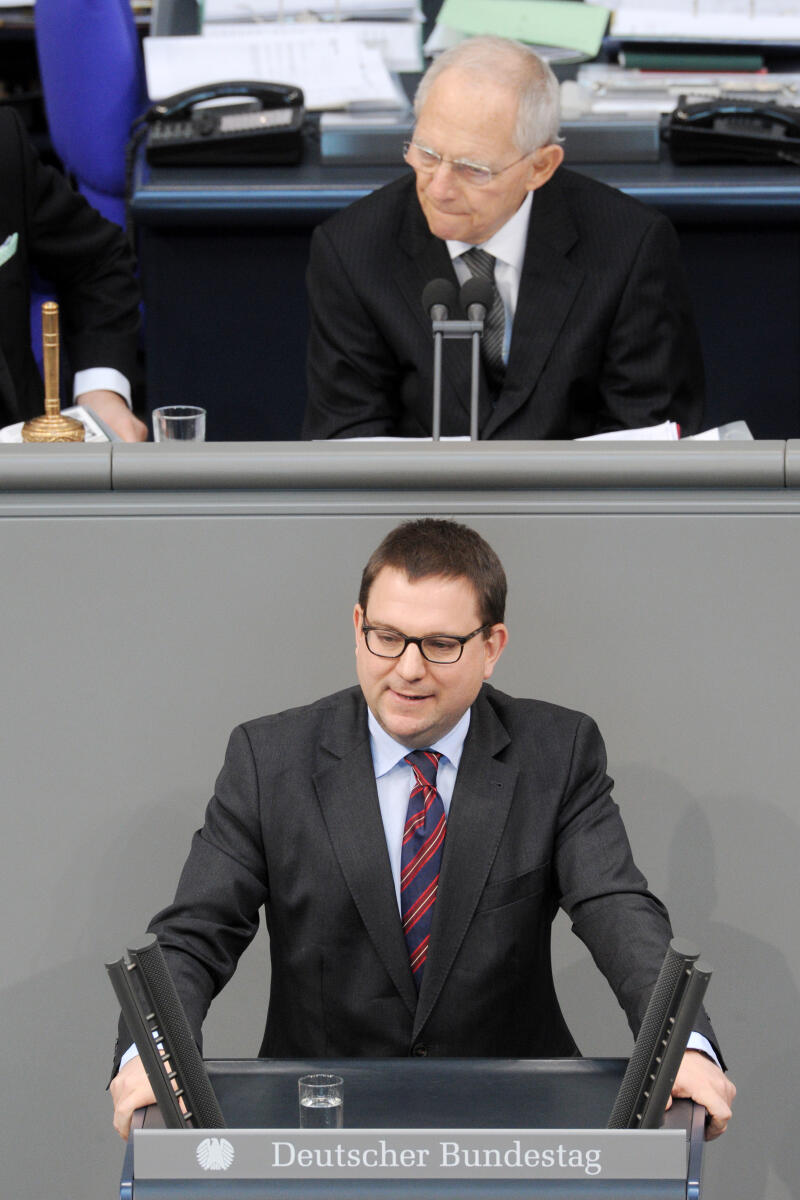 Ruppert, Stefan; Schäuble, Wolfgang Dr. Stefan Ruppert, FDP, Bundestagsabgeordneter, Abgeordneter, Mitglied Deutscher Bundestag, MdB, Rede, 11. Sitzung, Top 3, Thema: Familiennachzug zu subsidiär Schutzberechtigten, Vorsitz: Bundestagspräsident Dr. Wolfgang Schäuble, CDU/CSU.; Rednerpult.
