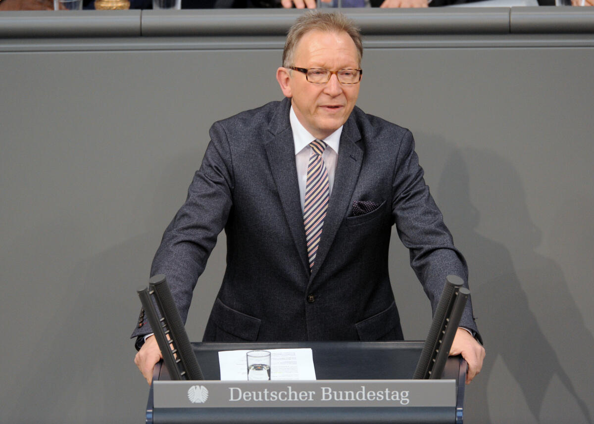 Rüddel, Erwin Erwin Rüddel, CDU/CSU, Bundestagsabgeordneter, Abgeordneter, Mitglied Deutscher Bundestag, MdB, Rede, 8. Sitzung, Top 14, Thema: Personalerhöhung in der Alten- und Krankenpflege.; Rednerpult.