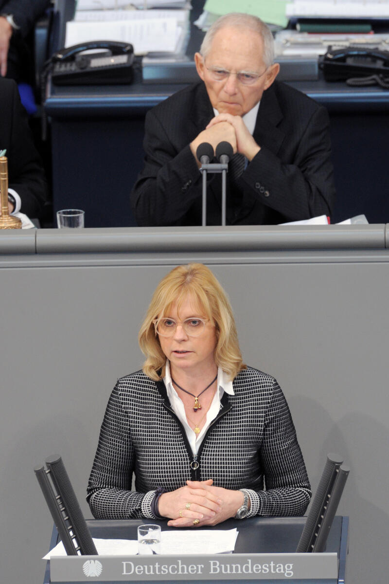 Lindholz, Andrea; Schäuble, Wolfgang Andrea Lindholz, CDU/CSU, Bundestagsabgeordnete, Abgeordnete, Mitglied Deutscher Bundestag, MdB, Rede, 11. Sitzung, Top 3, Thema: Familiennachzug zu subsidiär Schutzberechtigten, Vorsitz: Bundestagspräsident Dr. Wolfgang Schäuble, CDU/CSU.; Rednerpult.