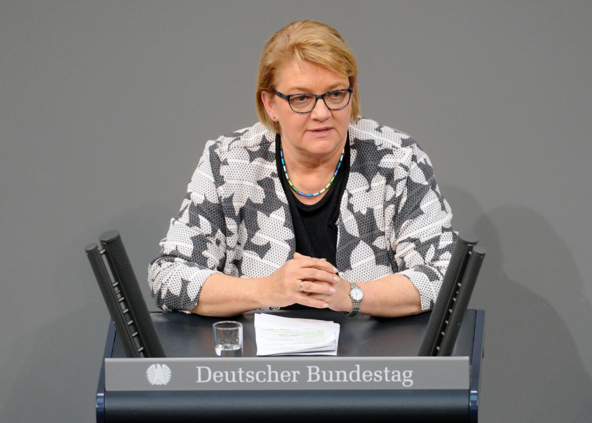 Schulz-Asche, Kordula Kordula Schulz-Asche, Bündnis 90/Die Grünen, Bundestagsabgeordnete, Abgeordnete, Mitglied Deutscher Bundestag, MdB, Rede, 8. Sitzung, Top 14, Thema: Personalerhöhung in der Alten- und Krankenpflege.; Rednerpult.