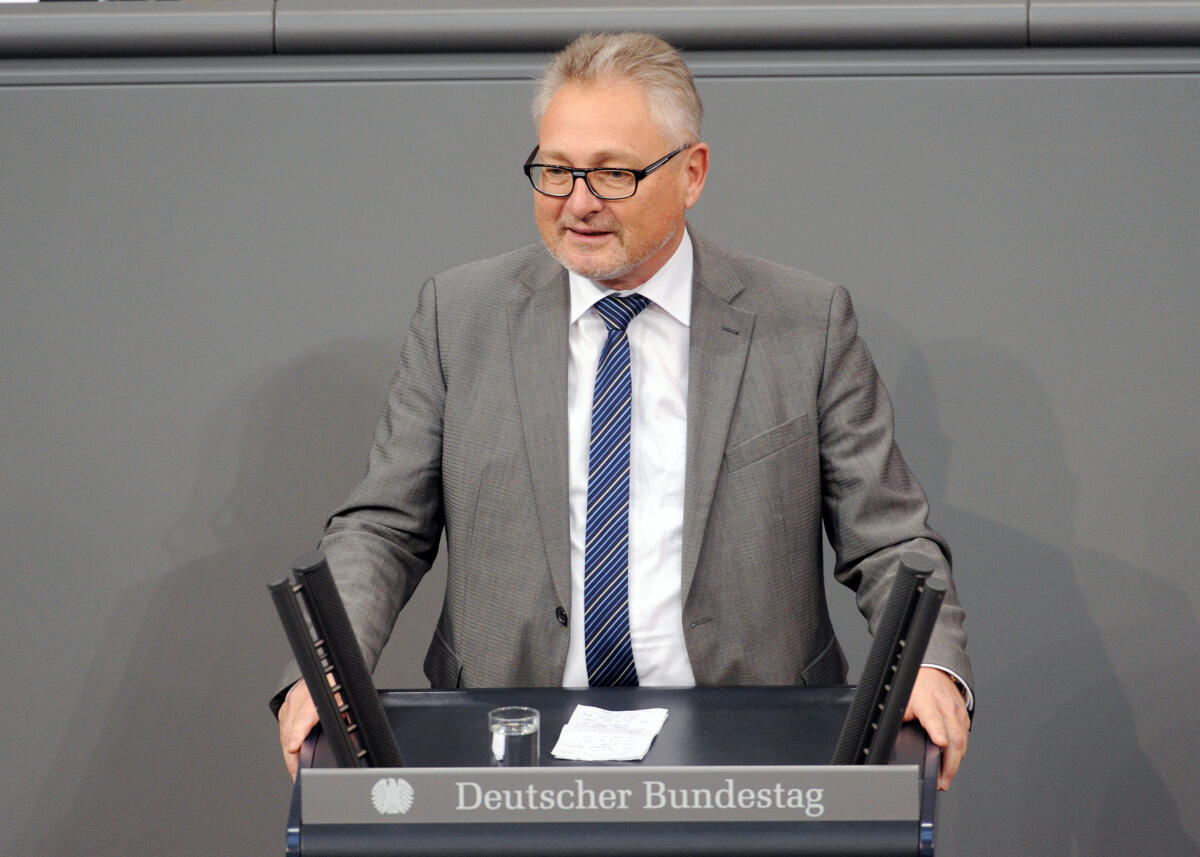 Riebsamen, Lothar Lothar Riebsamen, CDU/CSU, Bundestagsabgeordneter, Abgeordneter, Mitglied Deutscher Bundestag, MdB, Rede, 8. Sitzung, Top 14, Thema: Personalerhöhung in der Alten- und Krankenpflege.; Rednerpult.