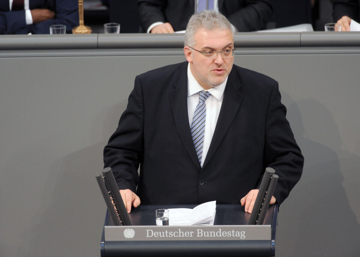 Irlstorfer, Erich Erich Irlstorfer, CDU/CSU, Bundestagsabgeordneter, Abgeordneter, Mitglied Deutscher Bundestag, MdB, Rede, 8. Sitzung, Top 14, Thema: Personalerhöhung in der Alten- und Krankenpflege.; Rednerpult.