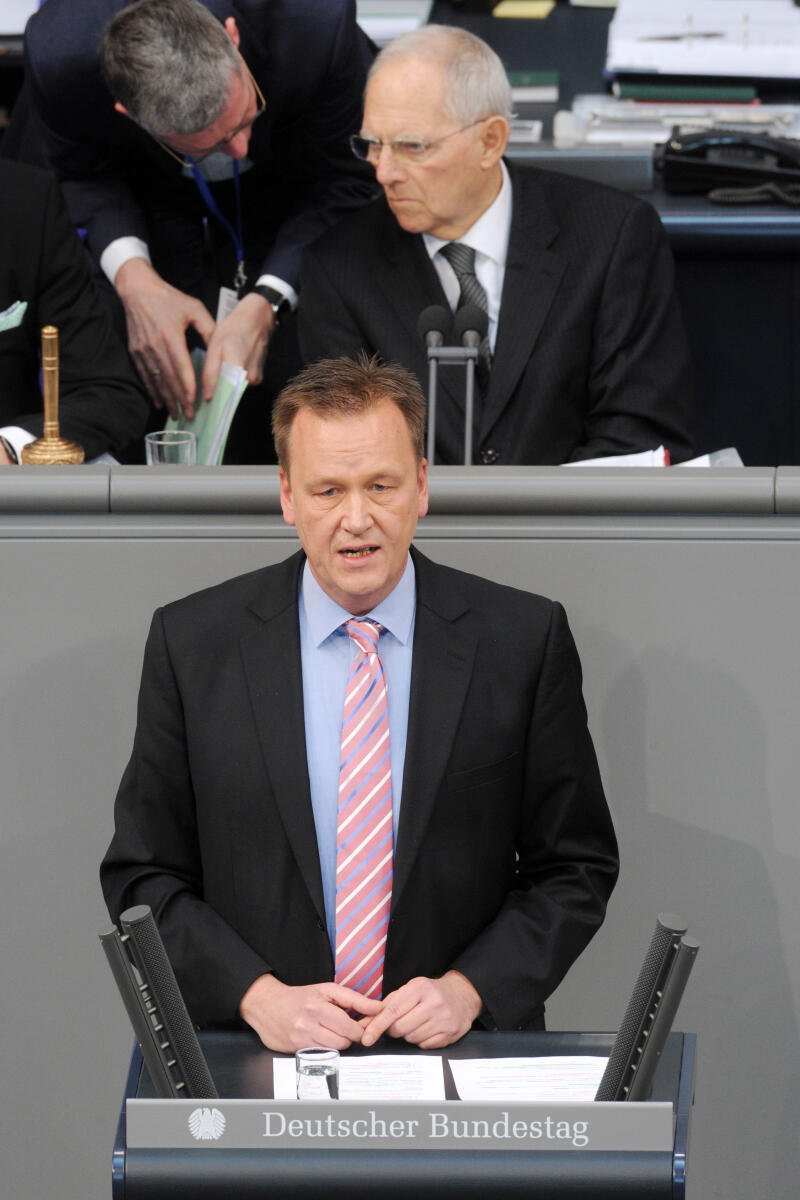 Lischka, Burkhard; Schäuble, Wolfgang Burkhard Lischka, SPD, Bundestagsabgeordneter, Abgeordneter, Mitglied Deutscher Bundestag, MdB, Rede, 11. Sitzung, Top 3, Thema: Familiennachzug zu subsidiär Schutzberechtigten, Vorsitz: Bundestagspräsident Dr. Wolfgang Schäuble, CDU/CSU.; Rednerpult.