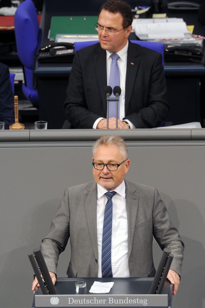 Riebsamen, Lothar; Friedrich, Hans-Peter Lothar Riebsamen, CDU/CSU, Bundestagsabgeordneter, Abgeordneter, Mitglied Deutscher Bundestag, MdB, Rede, 8. Sitzung, Top 14, Thema: Personalerhöhung in der Alten- und Krankenpflege, Vorsitz: Bundestagsvizepräsident Dr. Hans-Peter Friedrich, CDU/CSU.; Rednerpult.