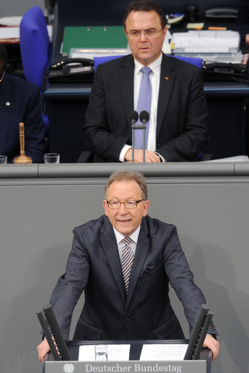 Rüddel, Erwin; Friedrich, Hans-Peter Erwin Rüddel, CDU/CSU, Bundestagsabgeordneter, Abgeordneter, Mitglied Deutscher Bundestag, MdB, Rede, 8. Sitzung, Top 14, Thema: Personalerhöhung in der Alten- und Krankenpflege, Vorsitz: Bundestagsvizepräsident Dr. Hans-Peter Friedrich, CDU/CSU.; Rednerpult.
