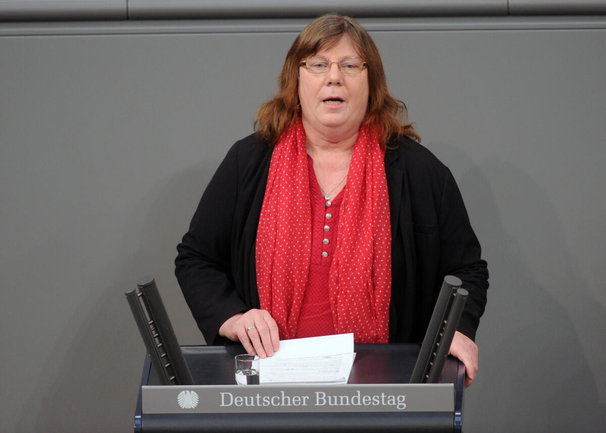 Zimmermann, Pia Pia Zimmermann, DIE LINKE, Bundestagsabgeordnete, Abgeordnete, Mitglied Deutscher Bundestag, MdB, Rede, 8. Sitzung, Top 14, Thema: Personalerhöhung in der Alten- und Krankenpflege.; Rednerpult.