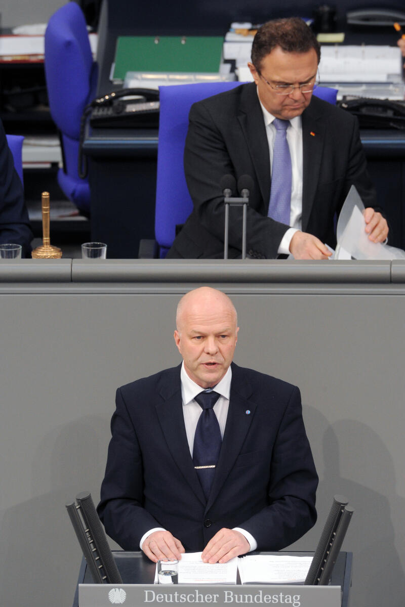 Schlund, Robby; Friedrich, Hans-Peter Dr. Robby Schlund, AfD, Bundestagsabgeordneter, Abgeordneter, Mitglied Deutscher Bundestag, MdB, Rede, 8. Sitzung, Top 14, Thema: Personalerhöhung in der Alten- und Krankenpflege, Vorsitz: Bundestagsvizepräsident Dr. Hans-Peter Friedrich, CDU/CSU.; Rednerpult.