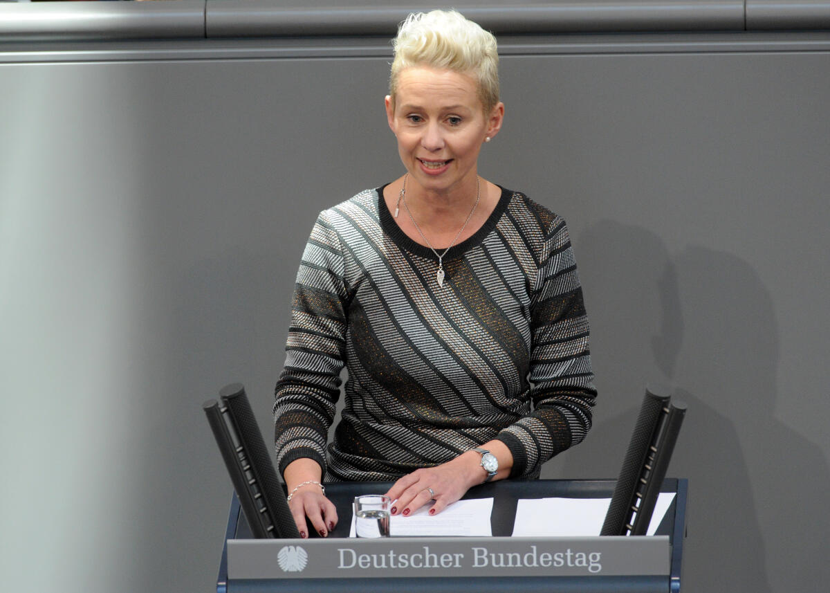 Breher, Silvia Silvia Breher, CDU/CSU, Bundestagsabgeordnete, Abgeordnete, Mitglied Deutscher Bundestag, MdB, Rede, 12. Sitzung, Top 14, Thema: Unkrontrollierte Population des Wolfes.; Rednerpult.