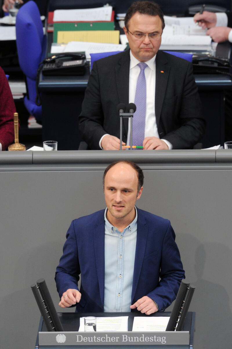 Lehmann, Sven; Friedrich, Hans-Peter Sven Lehmann, Bündnis 90/Die Grünen, Bundestagsabgeordneter, Abgeordneter, Mitglied Deutscher Bundestag, MdB, Rede, 12. Sitzung, Top 15, Thema: Sanktionen bei Hartz IV und bei der Sozialhilfe, Vorsitz: Bundestagsvizepräsident Dr. Hans-Peter Friedrich, CDU/CSU.; Rednerpult.