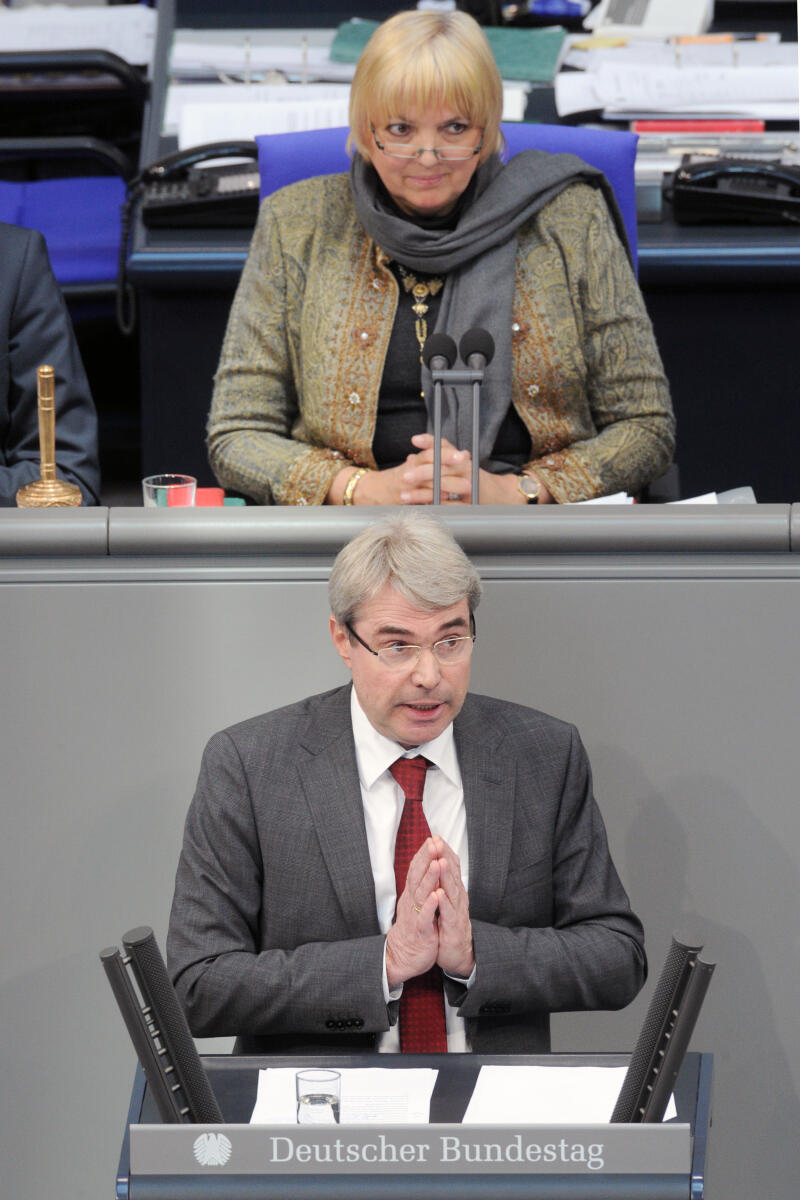 Cronenberg, Carl-Julius; Roth, Claudia Carl-Julius Cronenberg, FDP, Bundestagsabgeordneter, Abgeordneter, Mitglied Deutscher Bundestag, MdB, Rede, 11. Sitzung, Top 6, Thema: Gesetzliche  wöchentliche Höchstarbeitszeit, Vorsitz: Bundestagsvizepräsidentin Claudia Roth, Bündnis 90/Die Grünen.; Rednerpult.